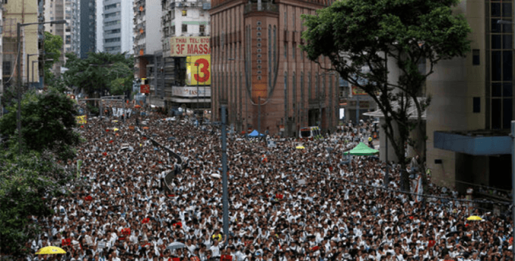 Hong Kong’da protestocular Çin’in yıl dönümünde sokaklarda