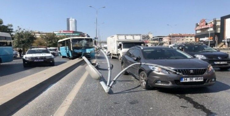Özel halk otobüsü orta refüje çıktı: 5 yaralı