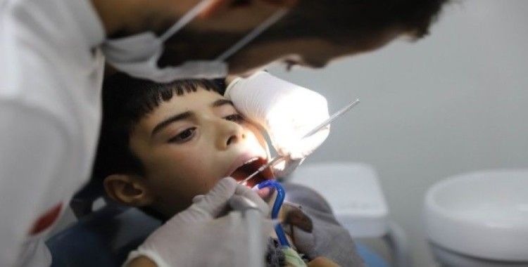 Türk doktorlarından Suriyelilere diş sağlığı hizmeti
