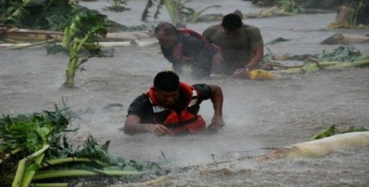 Tropikal fırtına ’Narda’ Meksika’yı vurdu: 2 ölü