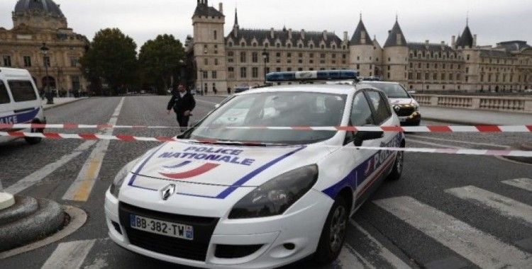 Paris’teki bıçaklı saldırgan polis çıktı: 4 ölü