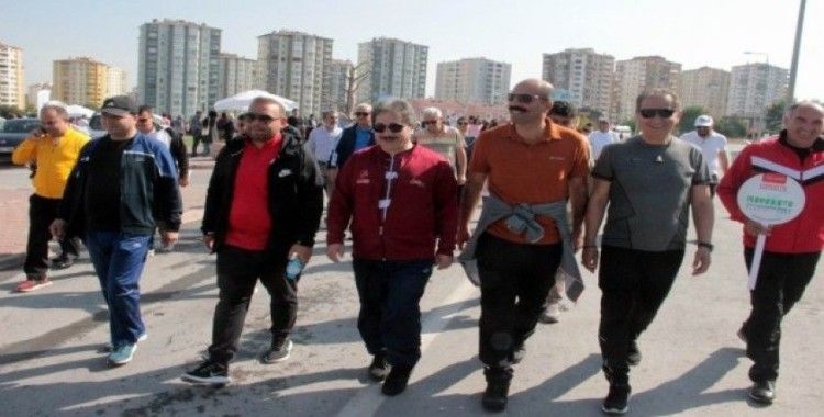Dünya Yürüyüş Günü etkinliğinde yüzlerce kişi yürüdü