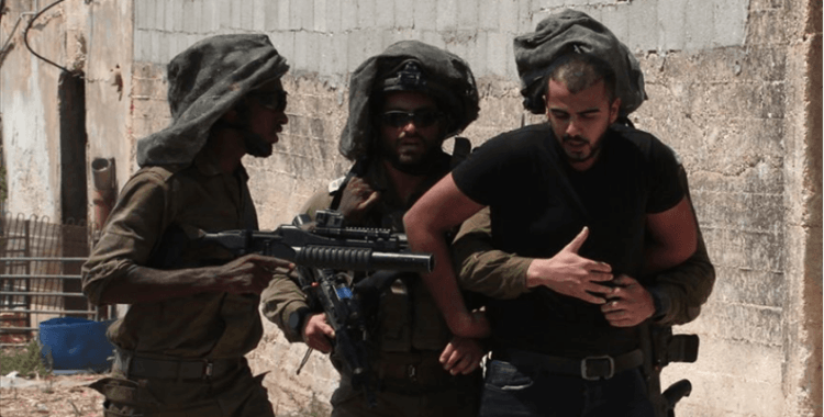 İsrail güçleri gece baskınlarında 13 Filistinliyi gözaltına aldı