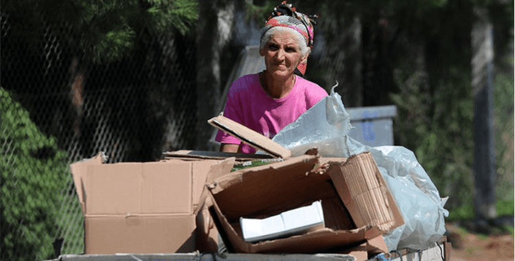 75 yaşındaki Ayşe teyze ekmeğini karton toplayarak kazanıyor