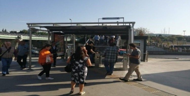 Altunizade metrobüs durağındaki üstgeçit paralı oldu, vatandaşlar şaşkına döndü