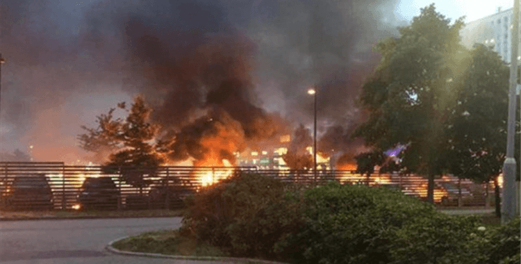 İsveç’te 28 araba yakıldı