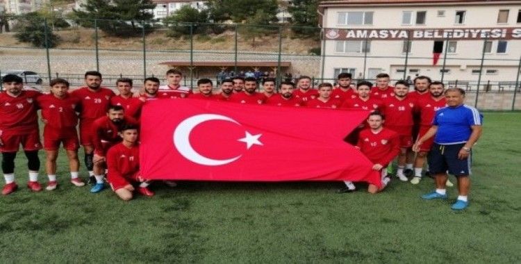 Futbolcular Türk bayrağı açıp dua ettiler