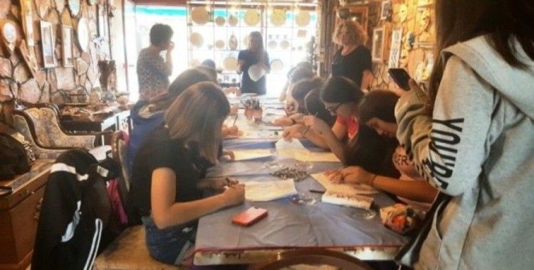 Burhaniye’de Alman öğrenciler çini sanatını öğrendi
