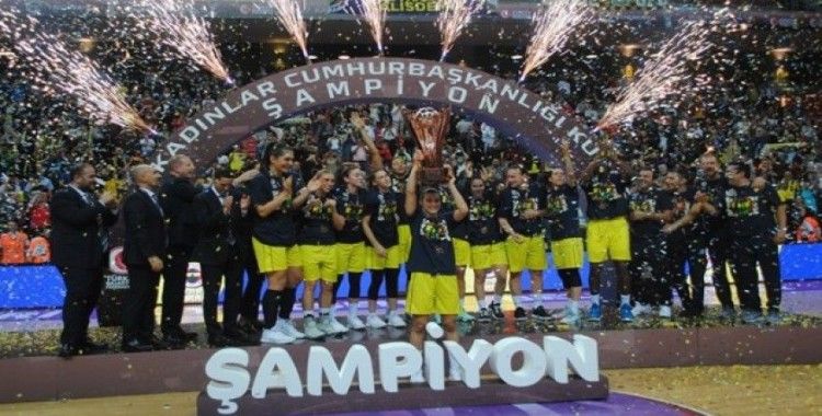 Fenerbahçeli Tuğçe Canıtez: "Kupayı kazanmak mutlu etti"