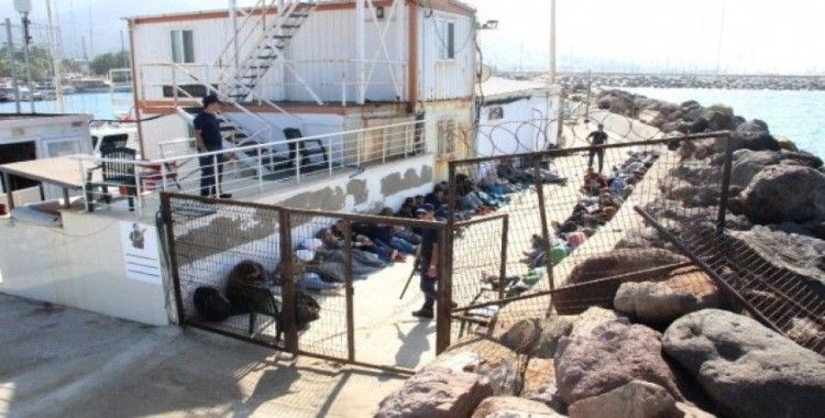 Tur teknesine turist gibi bindiler, Yunanistan’a kaçarken yakalandılar