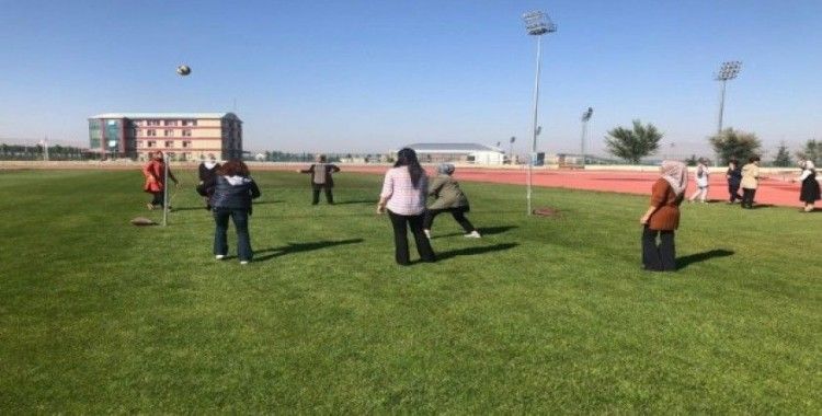 Kadın çalışanlar voleybol oynayarak mesailerine başladı