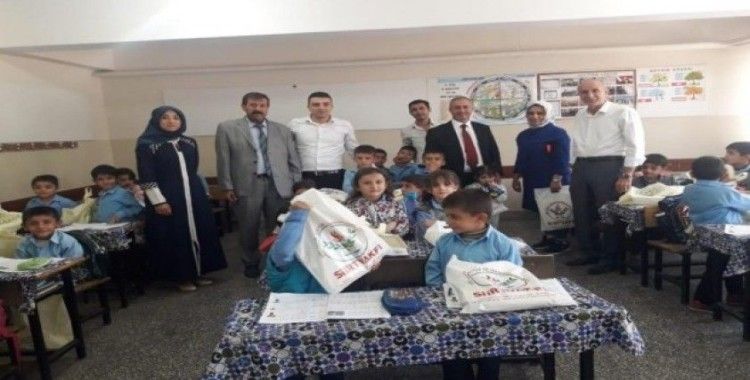 Siirt’te 150 öğrenciye kırtasiye yardımı yapıldı
