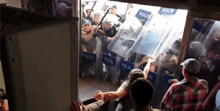 Diyarbakır'da HDP'nin kapısına polis barikatı