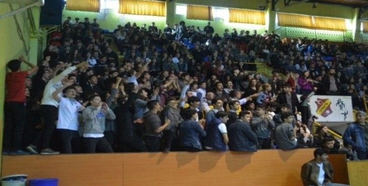 Maç izlemeye geldikleri spor salonunda tezahürat yerine "Şehitler ölmez, vatan bölünmez" sloganı attılar