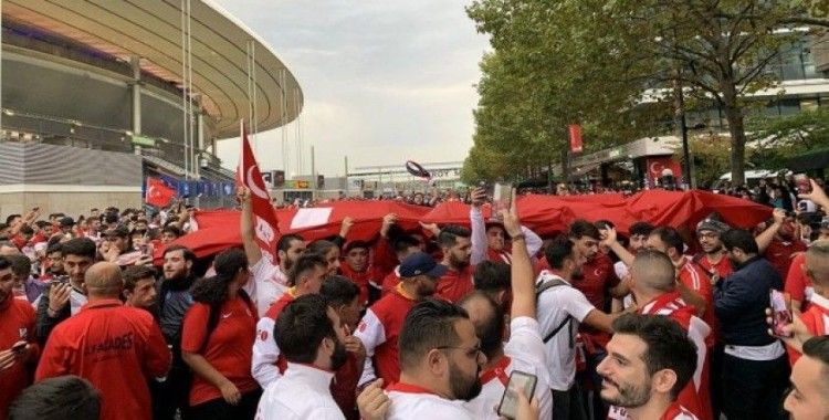 Fransa'da maç öncesinde Türkiye tezahüratları