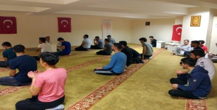 Üniversiteli öğrencilerden Mehmetçiğe dualı destek