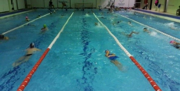 Yunusemre’de kış yüzme kursları başladı