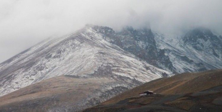 Erciyes Dağı’na kar yağdı