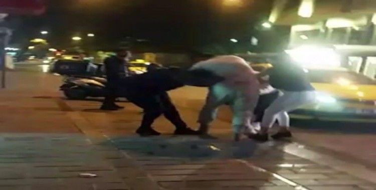 (ÖZEL) Taksim’de yabancı uyruklu iki kadının saç saça baş başa kavgası kamerada
