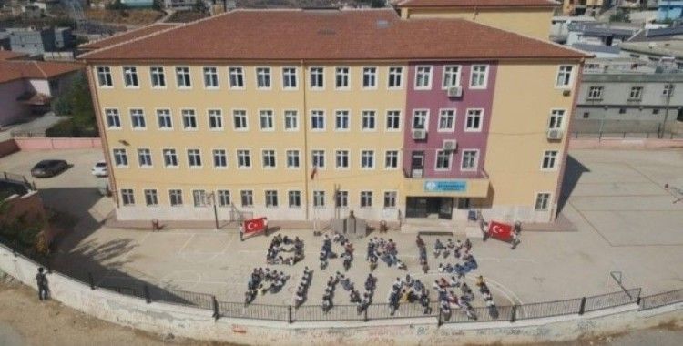 Öğrenciler kahramanlar için "Barış Pınarı" yazdı