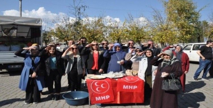 Kars MHP Kadın Kolları şehitler için helva dağıttı