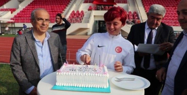 Dünya ikincisi özel sporcu Fatma’ya sürpriz doğum günü