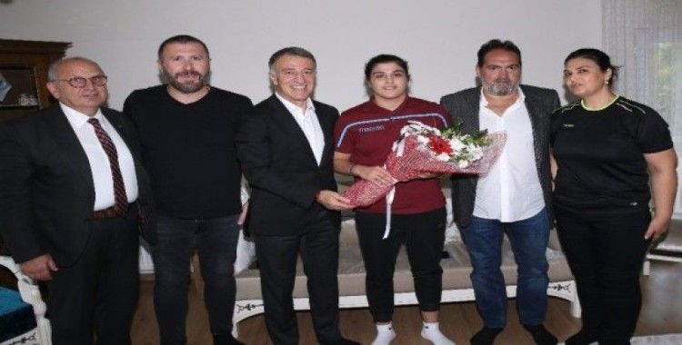 Ahmet Ağaoğlu, Busenaz Sürmeneli’yi ziyaret etti