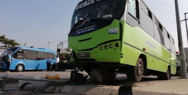Hafif ticari araç halk otobüsüne çarptı: 3 yaralı