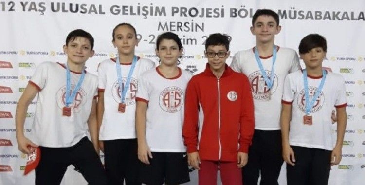 Antalyaspor havuzda madalyaları topladı