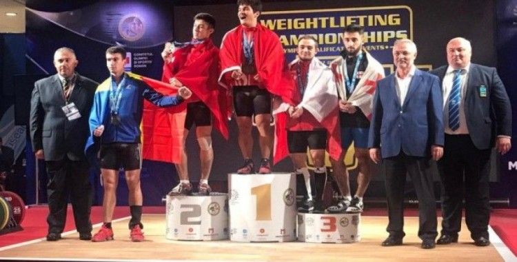 Milli halterci Muhammet Furkan Özbek'ten altın madalya