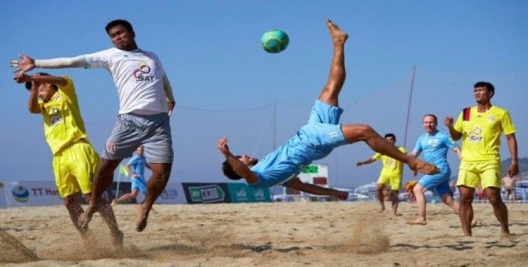 Alanya’da düzenlenen plaj futbolu şampiyonası nefes kesti