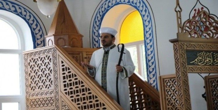 944 yıldır imam hutbeye kılıçla çıkıyor