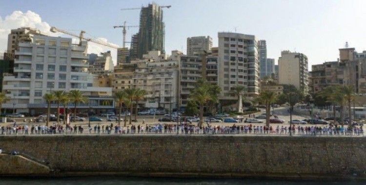 Lübnan’da göstericiler 170 kilometrelik insan zinciri oluşturdu