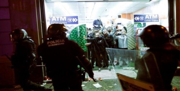 İspanya’da hafta sonu 350 bin Katalan sokaklara döküldü