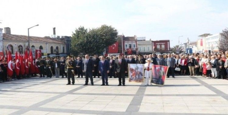 Edirne’de 29 Ekim coşkusu çelenk sunumu ile başladı