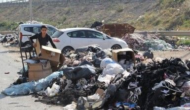 İzmir'in göbeğinde çöp dağları