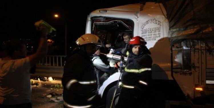 Kocaeli’de sebze yüklü kamyon tıra arkadan çarptı: 2 yaralı