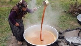 Elmalar binbir zahmetli işlemle pekmeze dönüşüyor