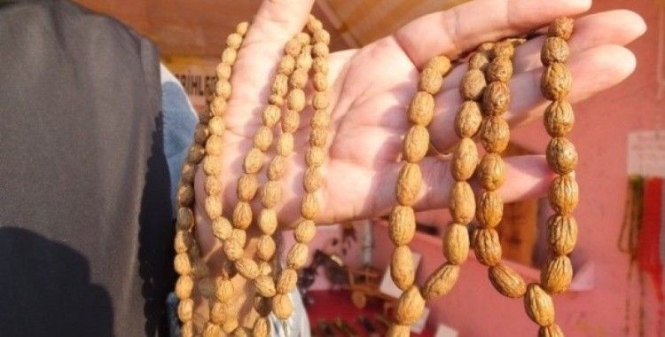Burhaniye’de zeytin çekirdekleri tespih, odunları ise takı oldu