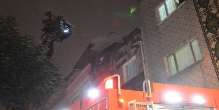 Bayrampaşa’da çatıda çıkan yangın vatandaşları korkuttu