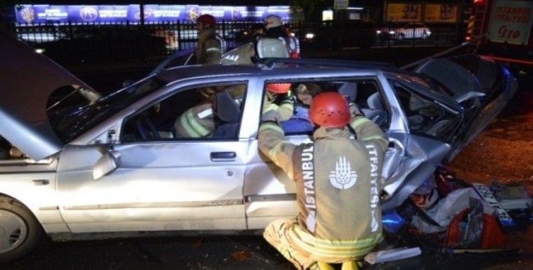 Sarıyer’de otomobil kırmızı ışıkta bekleyen araca çarptı: 7 yaralı