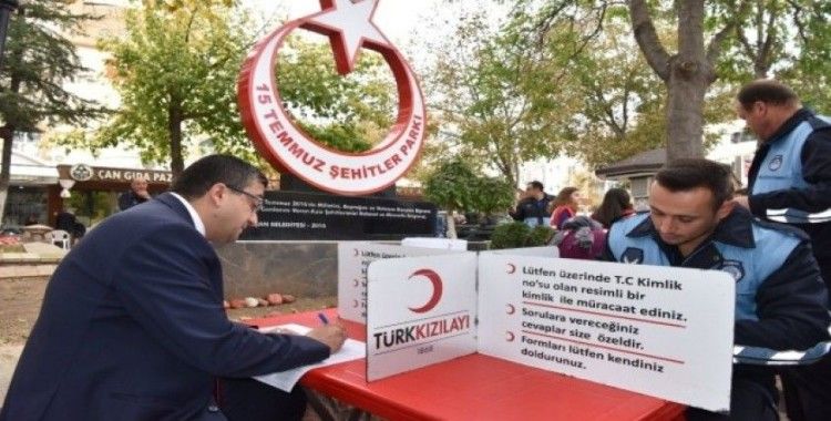 Başkan Öz ve belediye personelinden Kızılay Haftasında anlamlı bağış