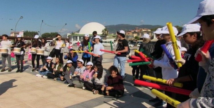 Türkiye’nin en uzun kumsalında öğrenciler çöp topladı