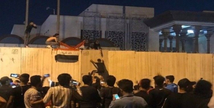 Irak’ta göstericiler İran Konsolosluğunu basıp Irak bayrağı açtı
