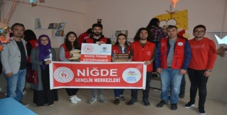 Gönüllü gençler, köy okuluna ‘Barış Pınarı’ kütüphanesi kurdu