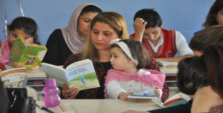 Şırnak’ta anneler, çocukları ile birlikte kitap okuyor