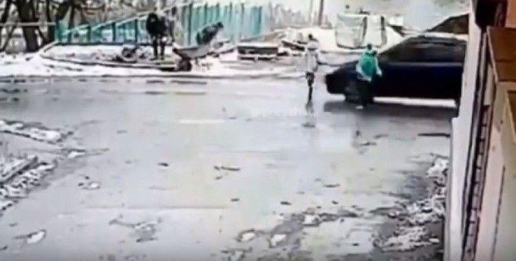 Rusya’da aracın çarptığı çocuk metrelerce yükseğe fırladı