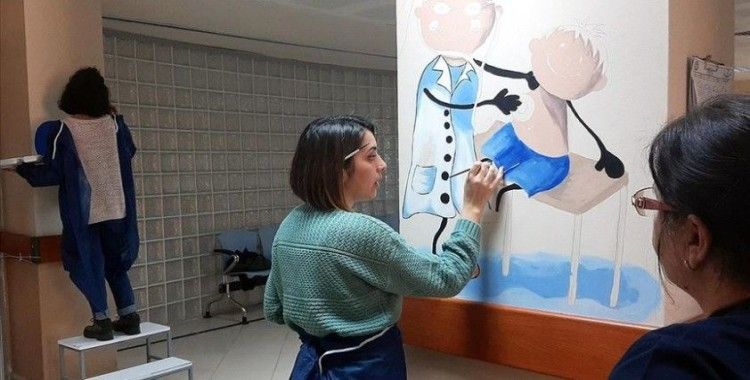 Çocuklar hastane korkusunu öğretmenlerinin resimleriyle aşacak