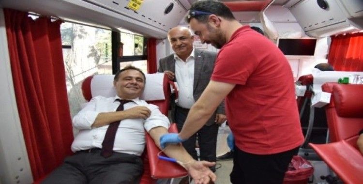 Başkan Şahin, Kızılay Kan Bağışı aracını ziyaret etti