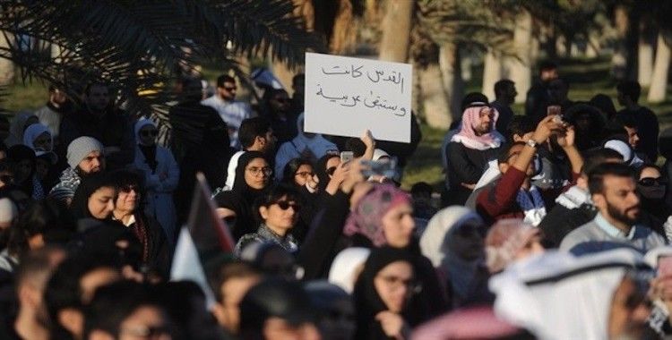 Kuveyt'te yüzlerce protestocu hükümetin istifasını istedi